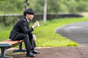 ぐるぐると嫌な気持ちの思考が止まらない…原因と止め方