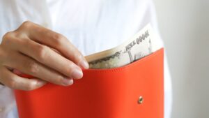 風水でオレンジの財布は縁と社交運を引き寄せる色　向いている人と選び方