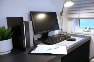 風水で机の向きを変えると仕事運と集中力が変わる　在宅ワークにも使える方位の考え方