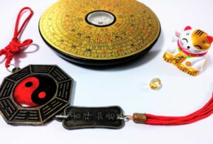 八卦鏡とは？良い気も跳ね返す怖さを避け、風水効果を高める玄関へ置き方