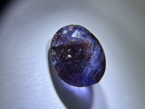 アイオライトとは？パワーストーンの効果、石言葉、怖い意味も