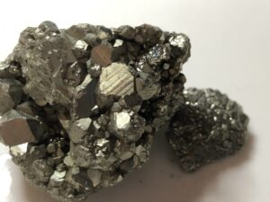 パイライトの効果と石言葉、パワーストーンの意味と価値