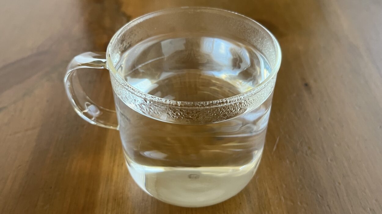 朝の白湯でアルカリバランスを整える方法