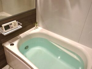 シャワーだけと湯船に浸かる入浴、どちらが効果的？